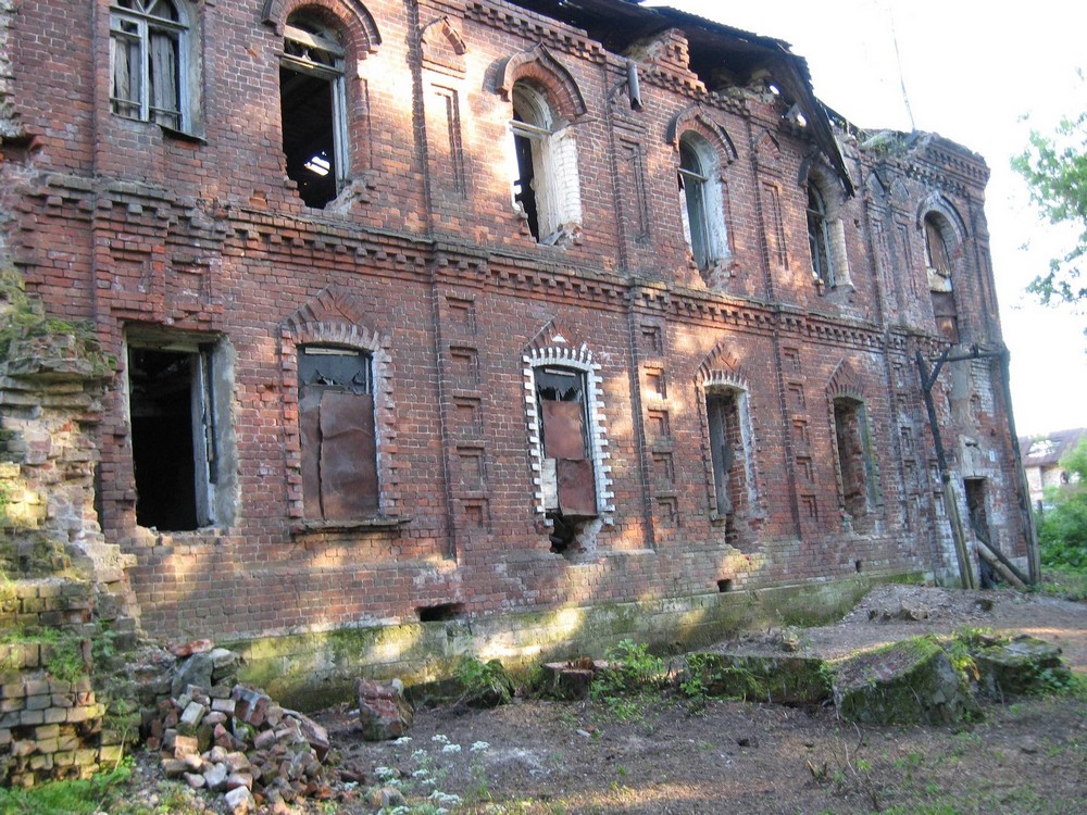 2-Введенский храм Авраамиева монастыря, на 1-м этаже которого проживала